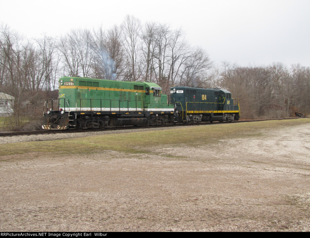 Ohio South Central Railroad (OCSR) 104 & 4537